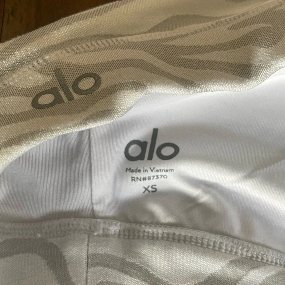 ALO YOGA work it out sports bra white zebra size XS yoga bra workout bra